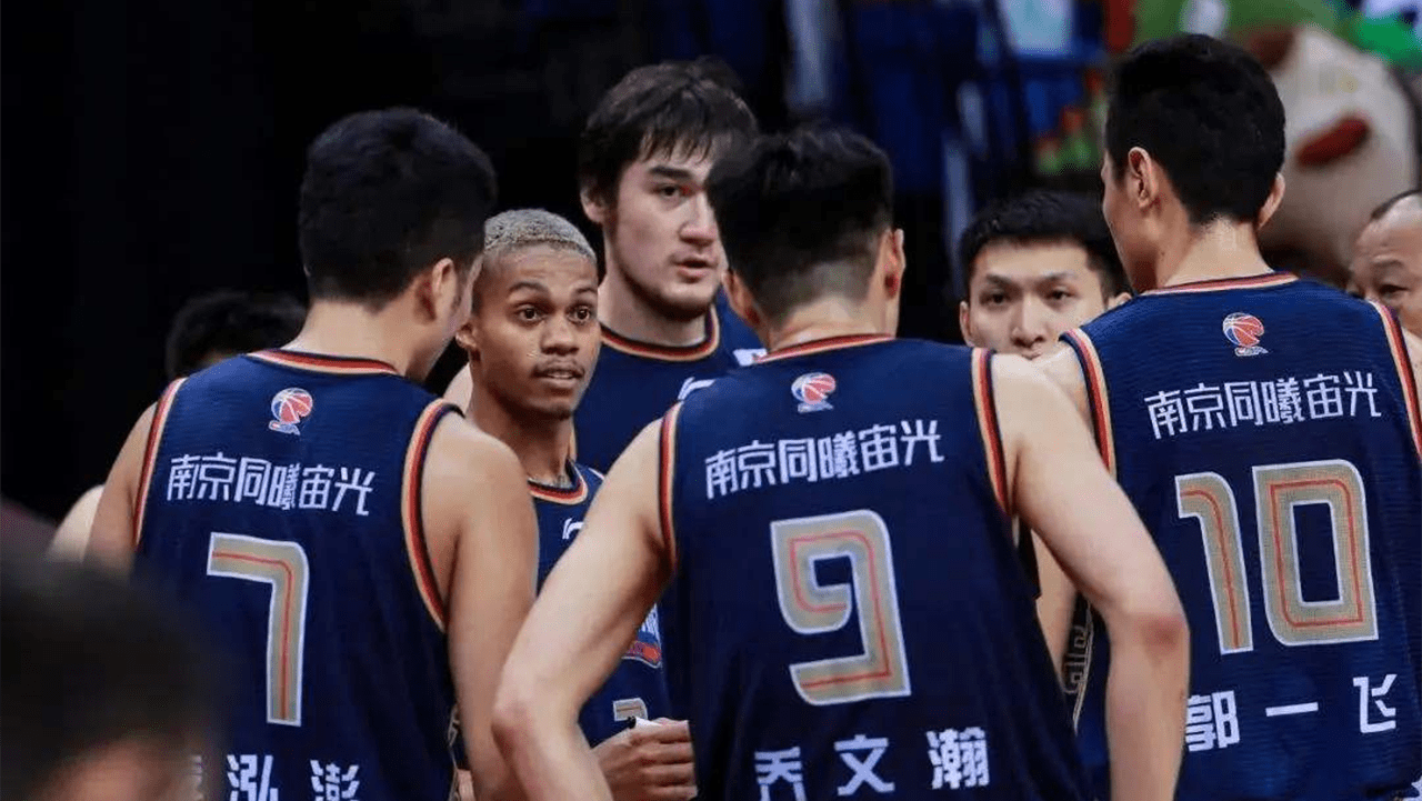 阿贾克斯训练开放日；清晨刷新队史纪录引欢呼；CBA季后赛在即；轮换策略成焦点(阿贾克斯华裔球员天乐)