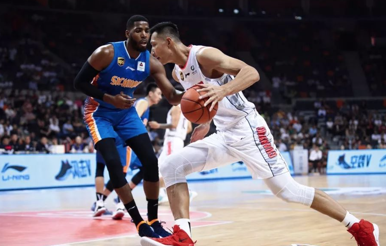 阿贾克斯训练开放日；清晨刷新队史纪录引欢呼；CBA季后赛在即；轮换策略成焦点(阿贾克斯华裔球员天乐)